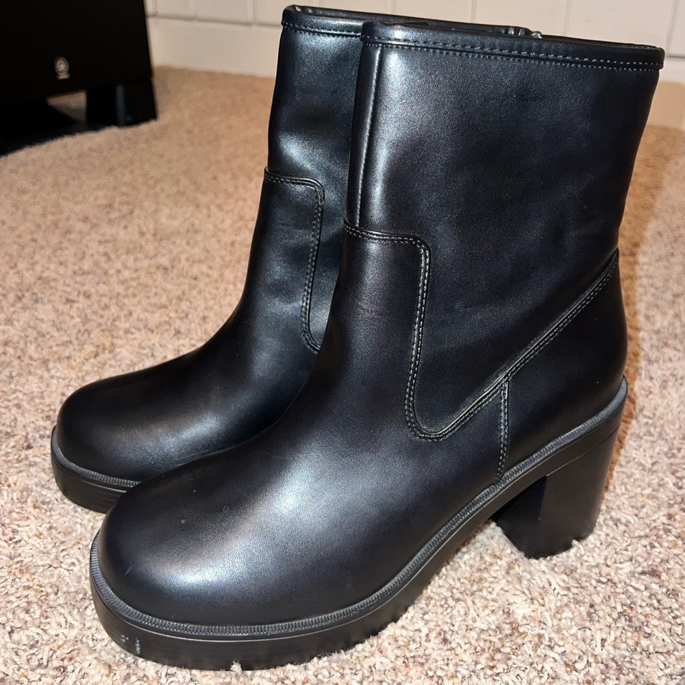 URBAN OUTFITTERS BLACK BOOTIES